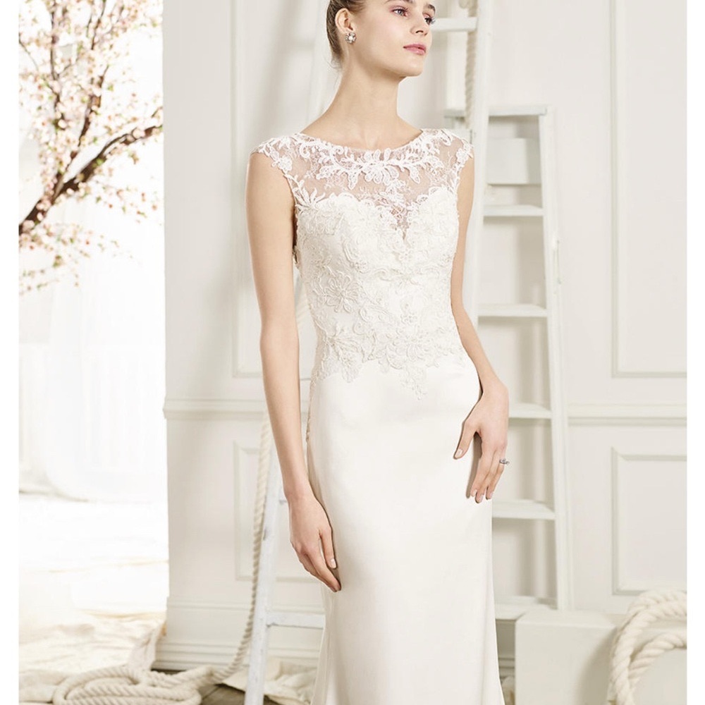White Sleeveless Sweetheart Sheath Wedding Gown